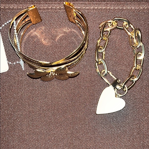 Gold Tone Jewelry Set - Picture 5 of 7